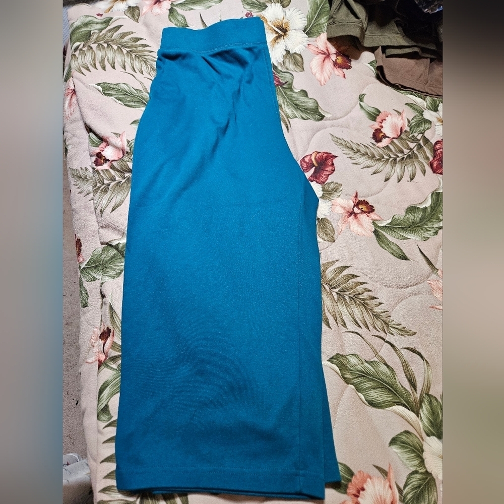 #346 Breckenridge- Knit  Capris w/ Embroidered Leaf - Size: 2X- various colors - Picture 3 of 8